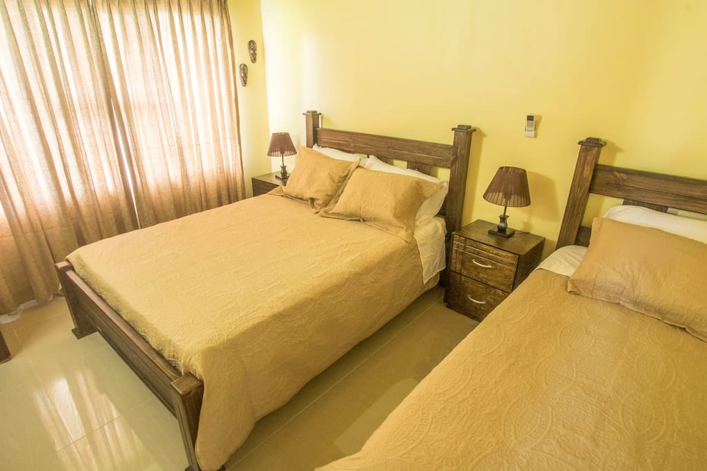Room with Full Bed and Twin Bed / Dormitorio con Cama Matrimonial y Cama Individual