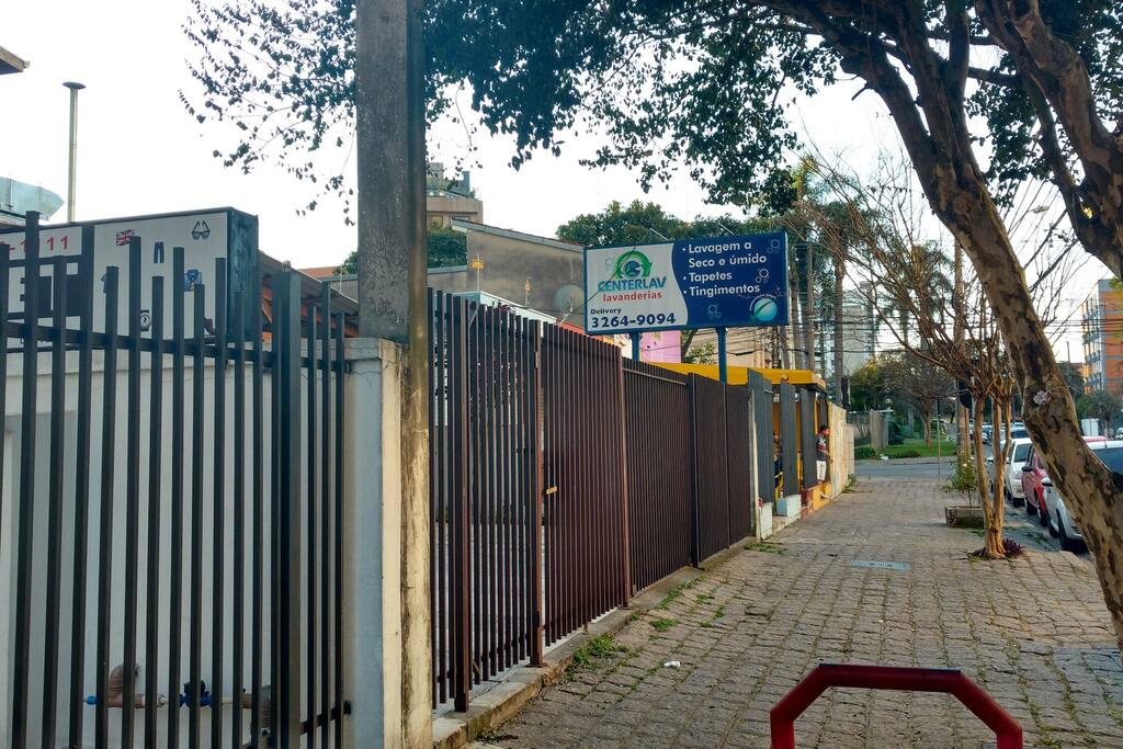 Lavanderia ao lado do edifício