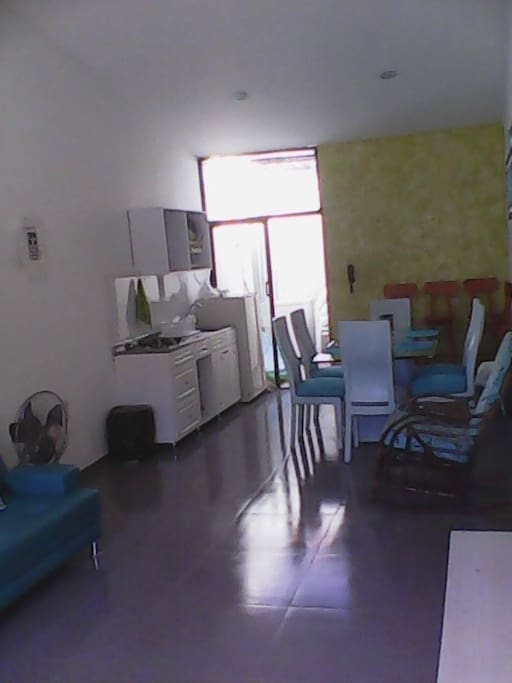 Comedor de seis puestos y cocina