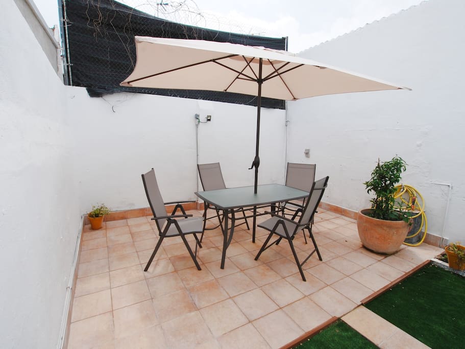 Terraza con sombrilla para protegerse del sol
