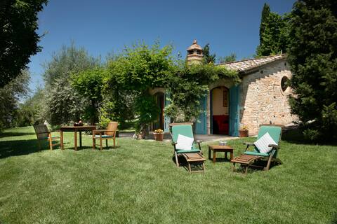 Cozy outbuilding for two guests