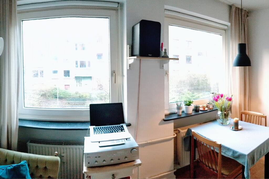 Essbereich und Sofa.