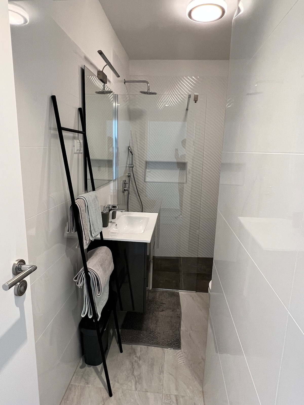 Full bathroom 1 image 1 at Apartment Festini – Spacious apartment in central Pag in Pag