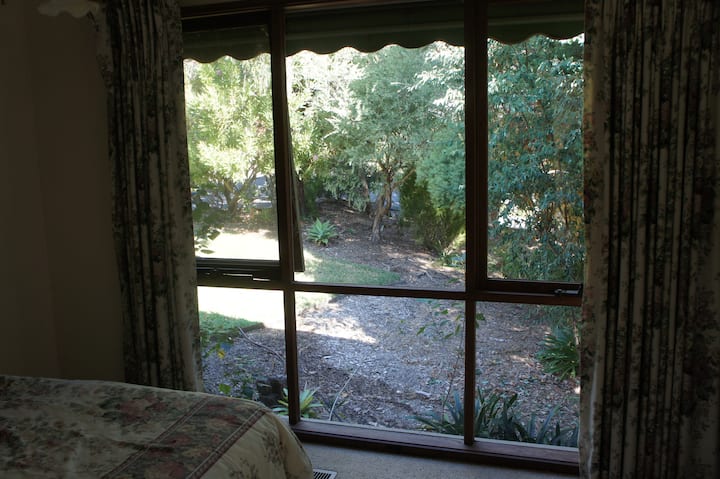 Mwonekano wa bustani kutoka chumba kikuu cha kulala