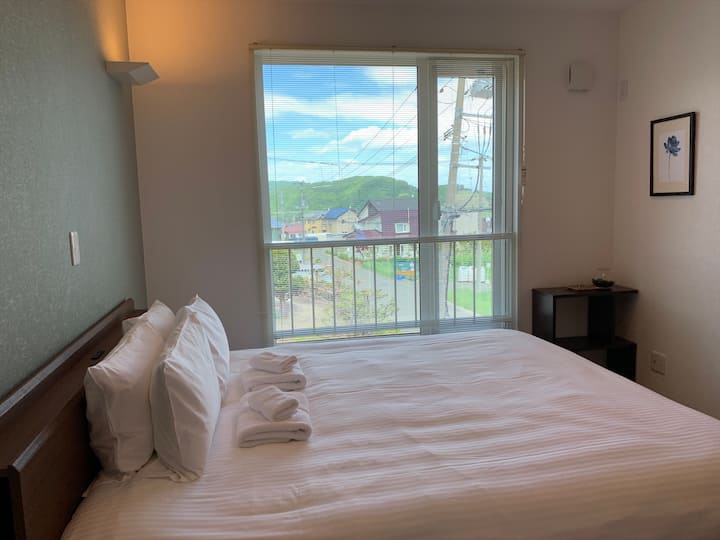 ห้องนอนพร้อมเตียงควีนไซส์ 1 หลัง