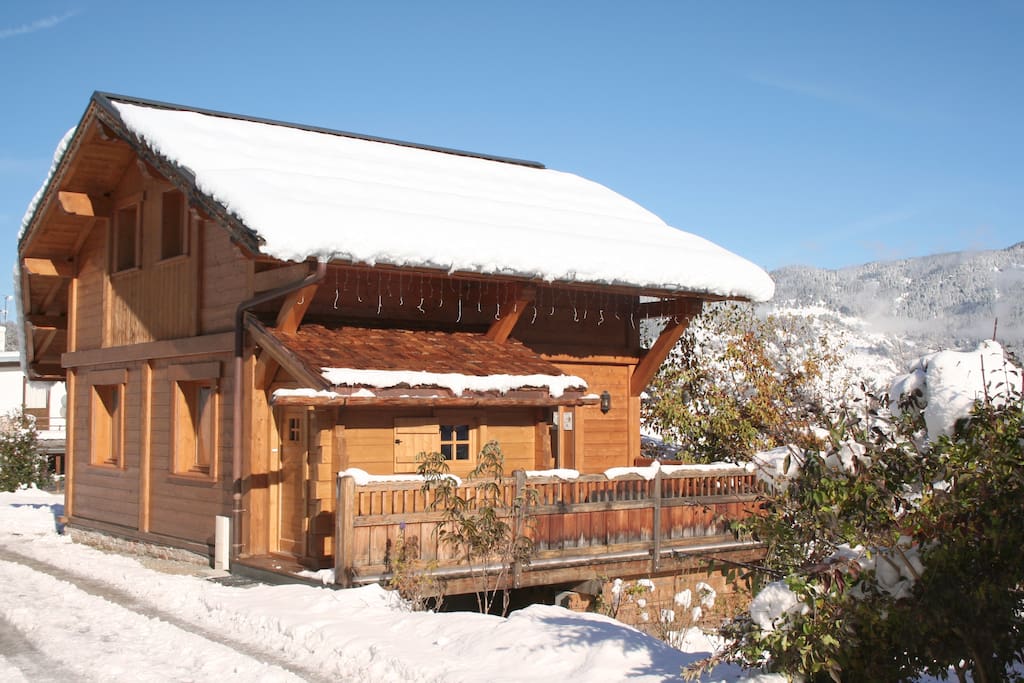 L'entrée et la terrasse du chalet "La fée des neiges"