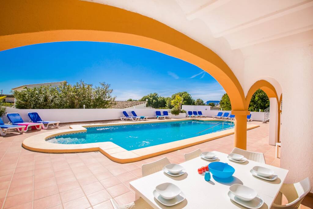 Private outdoor dining facilities overlooking the pool
