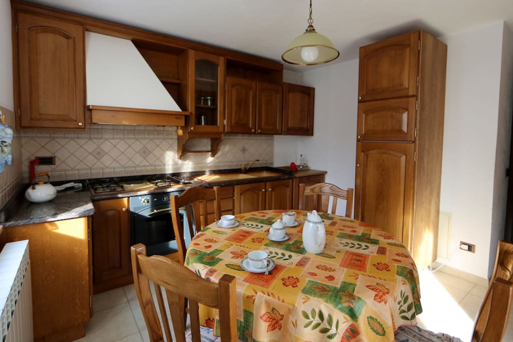 Cucina con lavastoviglie