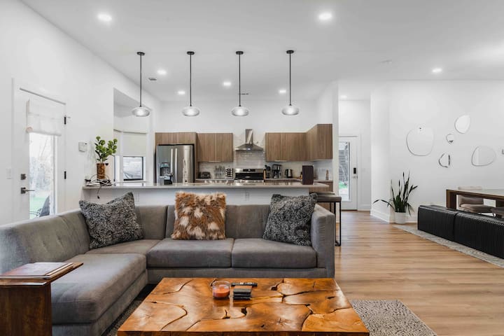 The VIEW•Pool•Spa•Goats•Chickens Sleeps 20|13 beds