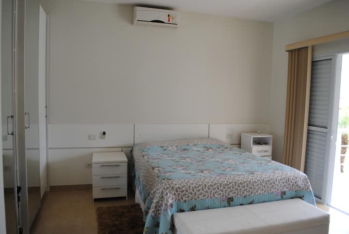 Голема соба, апартман со шкафови и клима уреди.
Спална соба, комплетно сместување со плакари и клима уред.
