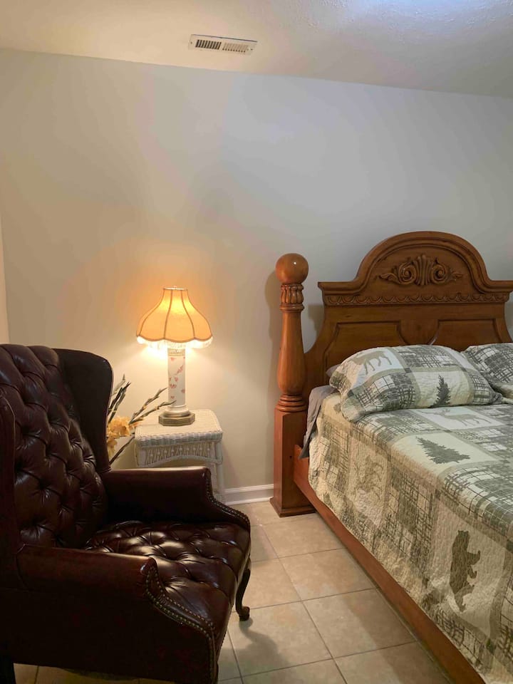 Bedroom 3- queen bed