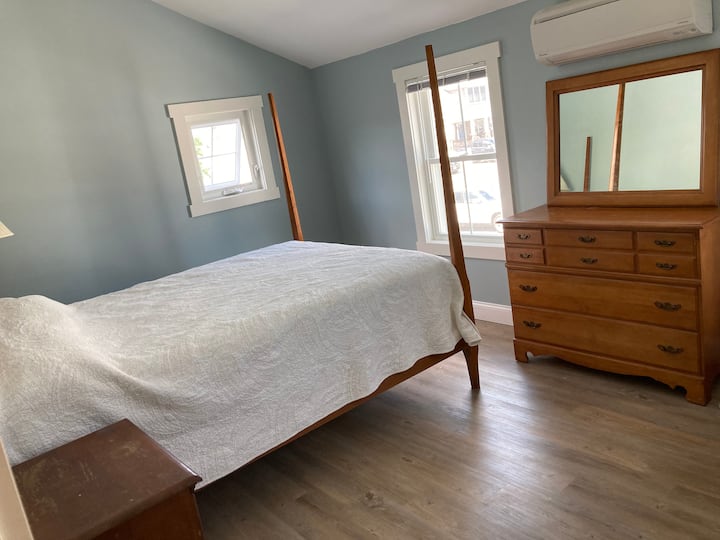 二楼的标准双人床卧室有漂亮的光线和一个大衣柜额外的单人床可容纳额外的房客。 