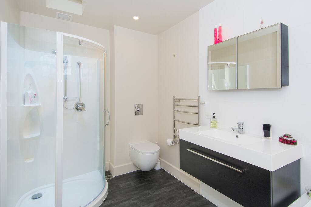 Guests Bathroom,