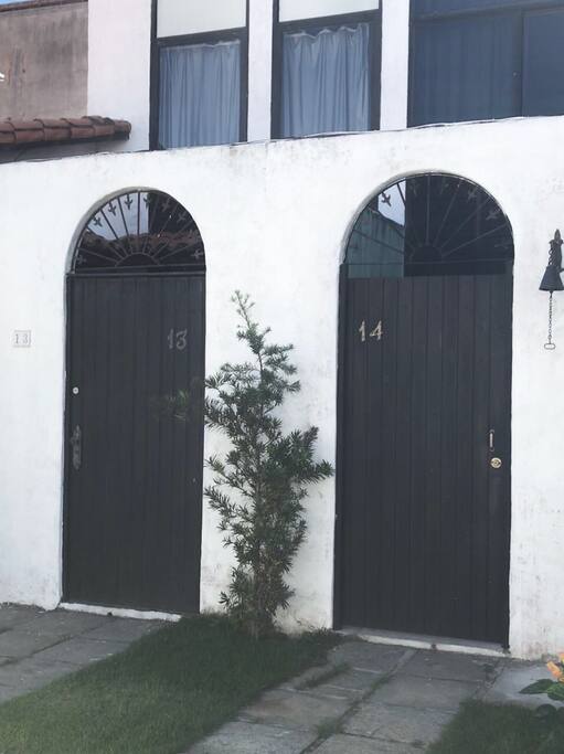 Fachada das casas 13 e 14.