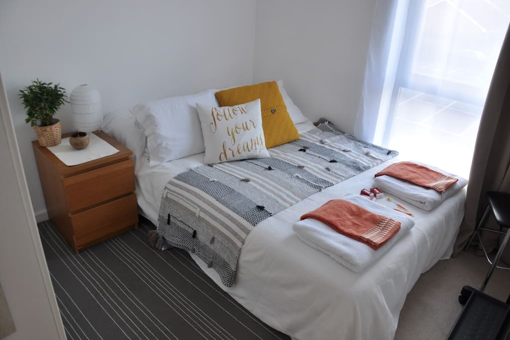 Bedroom Quen size convirtable bed