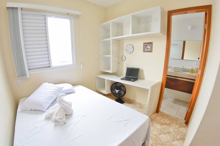 Apartman u spavaćoj sobi s prijenosnim računalom