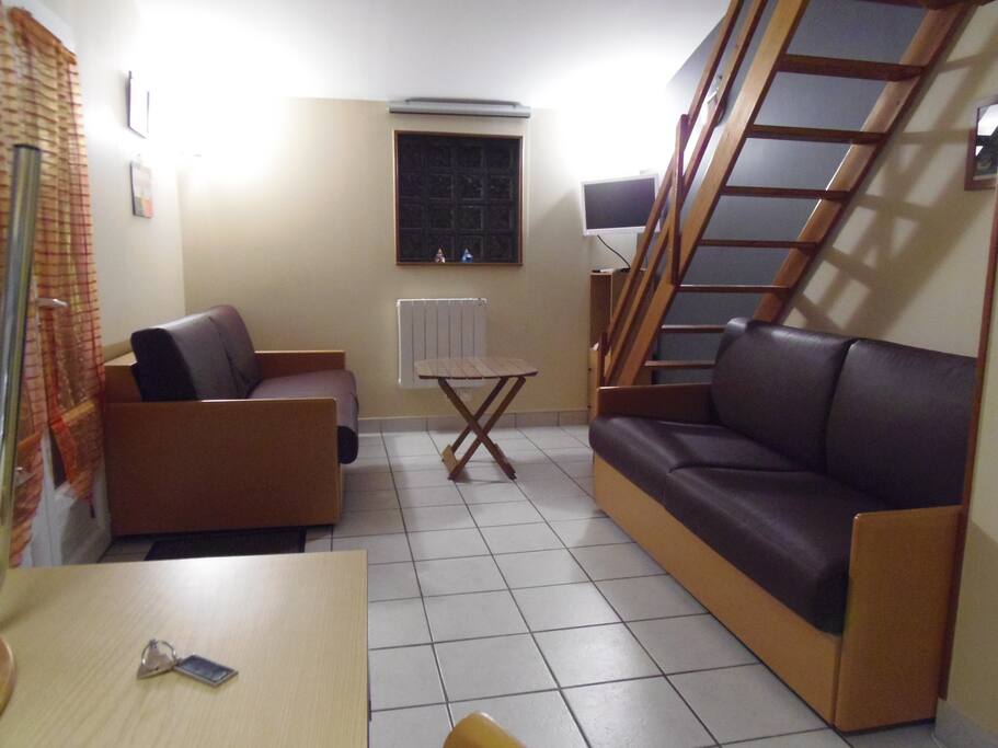 vue de la cuisinne studio avec mezzanine 30 m2 en bas 2 canapes lit de 140 neuf bon couchage matelas epaisseur 19 cms