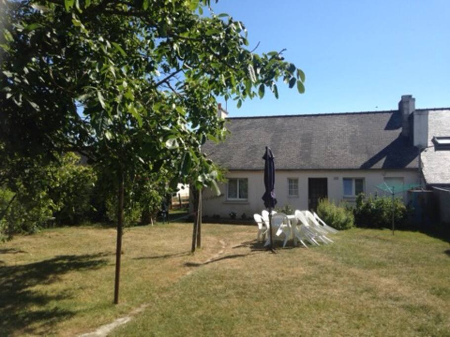 Grand espace vert clos.
