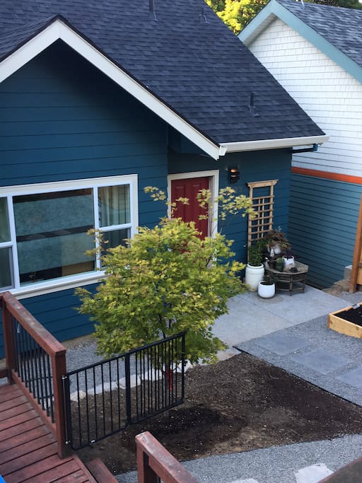 Our AirBnB is a separate little house that combines privacy with ease of access.