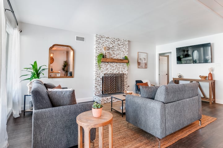 Mid Century Modern Pool Home W/ Game Room - Riverside