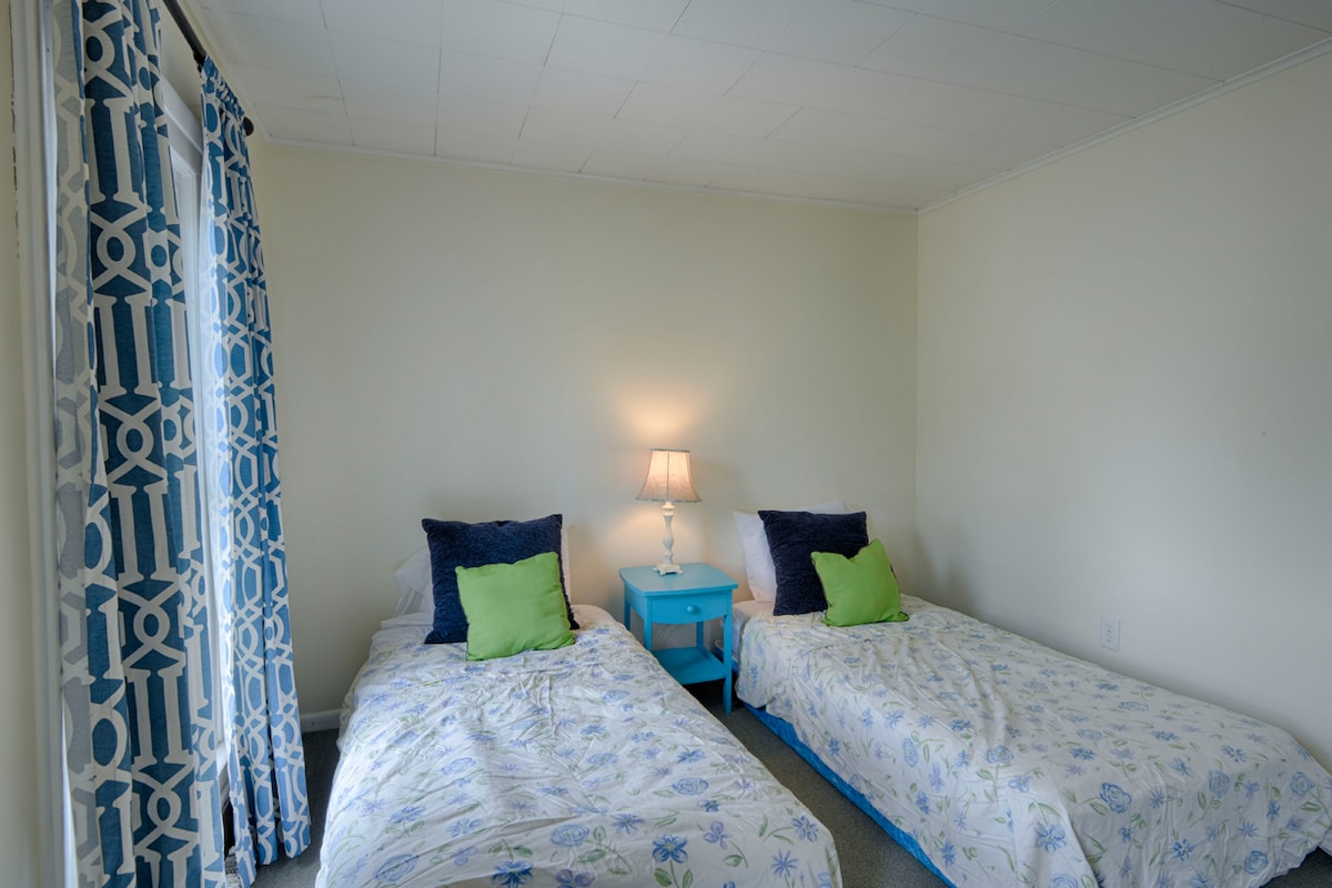 Bedroom 3 with twin beds