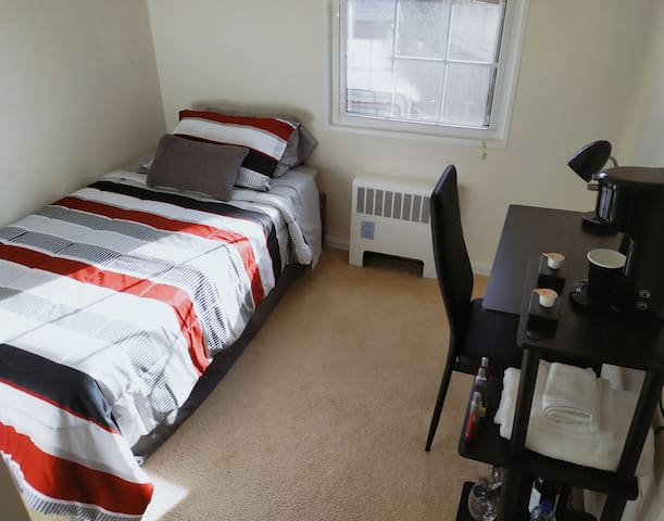 Cozy single bedroom  (8 minutes from DCA Airport)