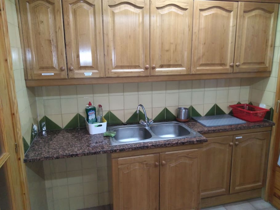 Cocina totalmente equipada con horno, placa vitrocerámica, nevera, microondas, menaje de cocina completo y cafetera Nespresso.