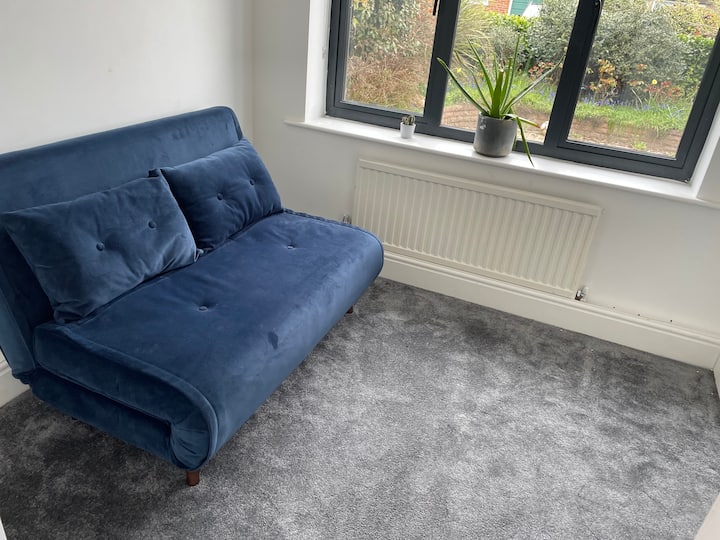 第5间卧室位于游戏室，配有双人沙发床 