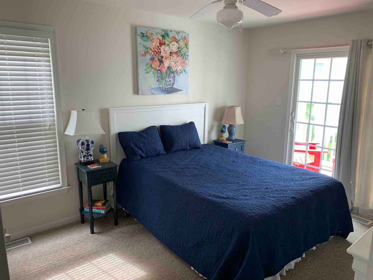 Slaapkamers zijn voorzien van kasten en plafondventilatoren.