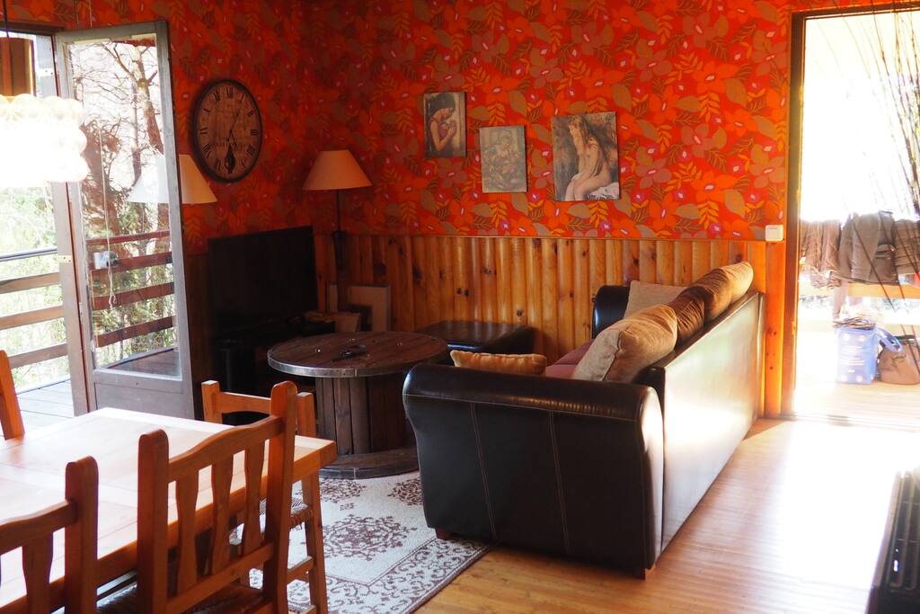 Le salon/salle à manger vu de la seconde chambre