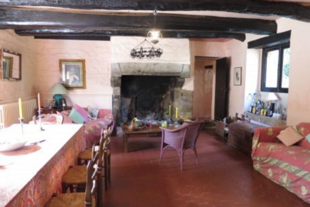 Huge sitting room with dining space for 12