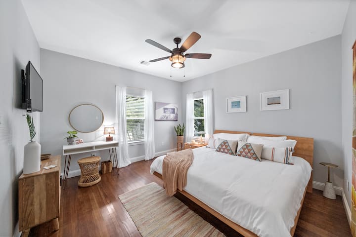 Habitación con cama tamaño king perfectamente decorada, diseñada para ofrecerte el mayor espacio con la mayor funcionalidad.