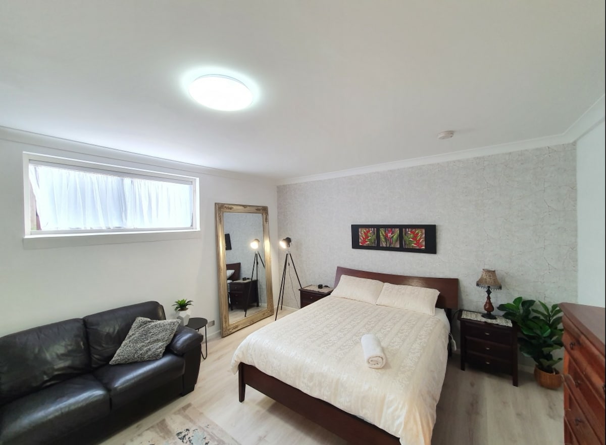 Chumba kikuu cha kulala kilicho na Kitanda cha Malkia, kona ya kioo cha studio, dawati la kujifunza, 55" Smart TV, vioo vya nguo, sofa ya ngozi