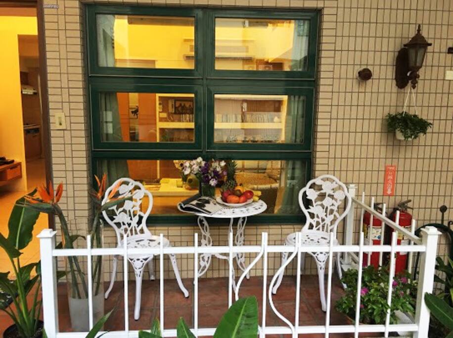 Outdoor balcony
室外陽台 / 涼椅 可愛的小花圃