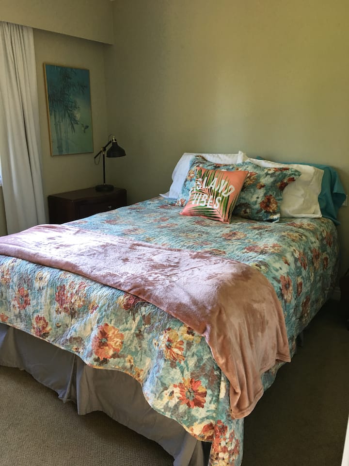 Queensize-Bett im Hauptschlafzimmer.