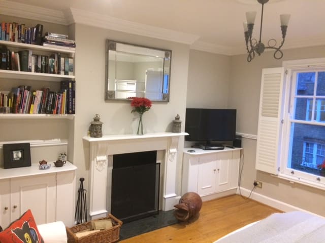 Lge Character flat 400m Clapham High St NO Extras!