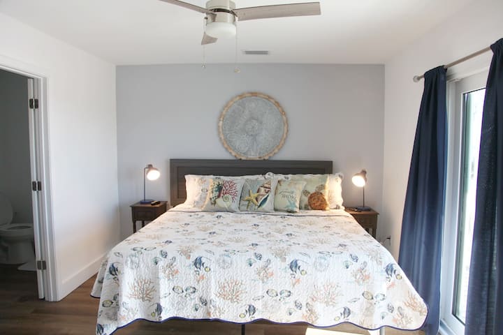 Dormitorio 1/cama tamaño king, baño conectado, TV montada, tocador de belleza y balcón conectado.