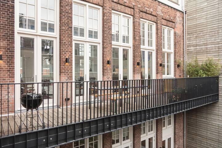 Luxury Spacious Designer Loft with Spa & Cinema gallery image 4