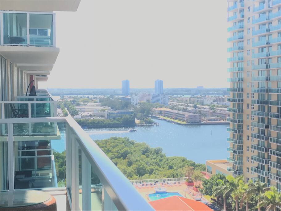 Fantastic! Balcony Bay View Yachts Pass By