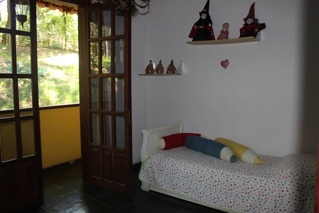 Quarto com varanda com 02 camas de solteiro