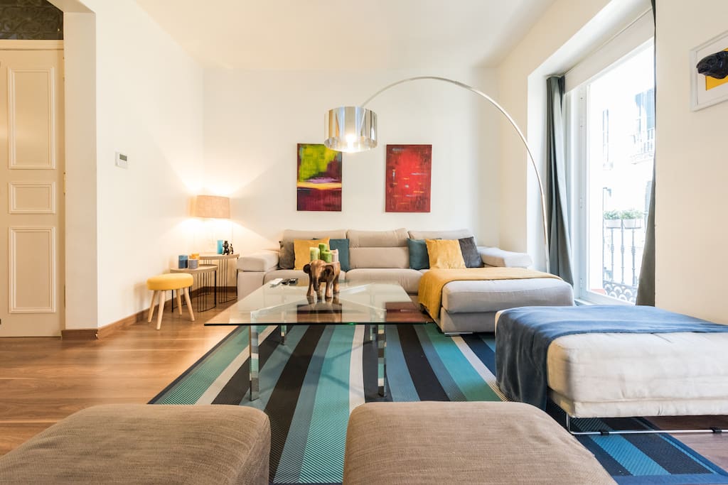 Up to 8 people could enjoy our living room in comfortable seats/ hasta 8 personas pueden disfrutar cómodamente sentadas de nuestro salón.