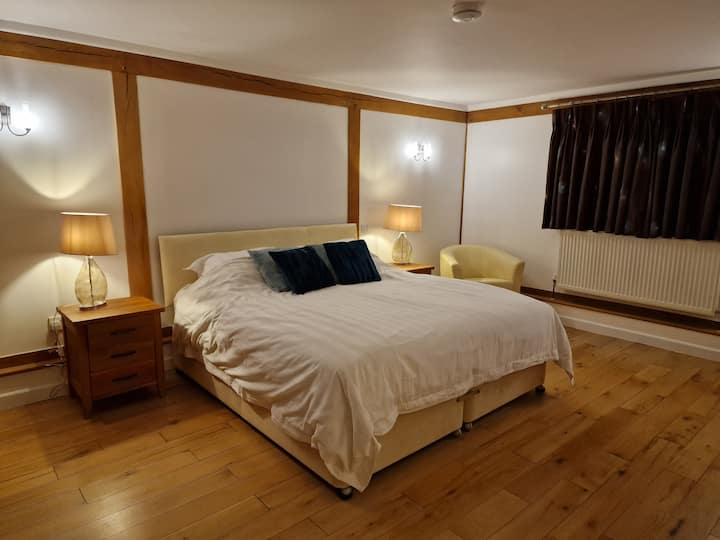 Dormitorio principal. Cama tamaño Super King realmente cómoda. Dormitorio muy espacioso.