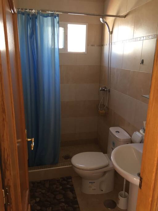 El piso tiene dos baños uno por cada planta