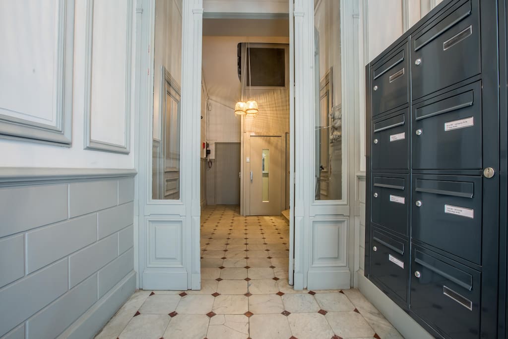 Hall d'entrée avec ascenseur