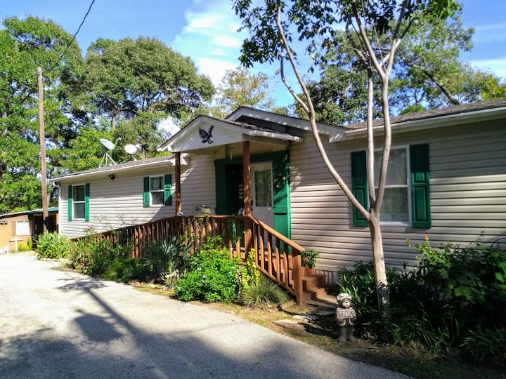 Lake Front, Excellent Views/Sanitized Houses for Rent in Zavalla