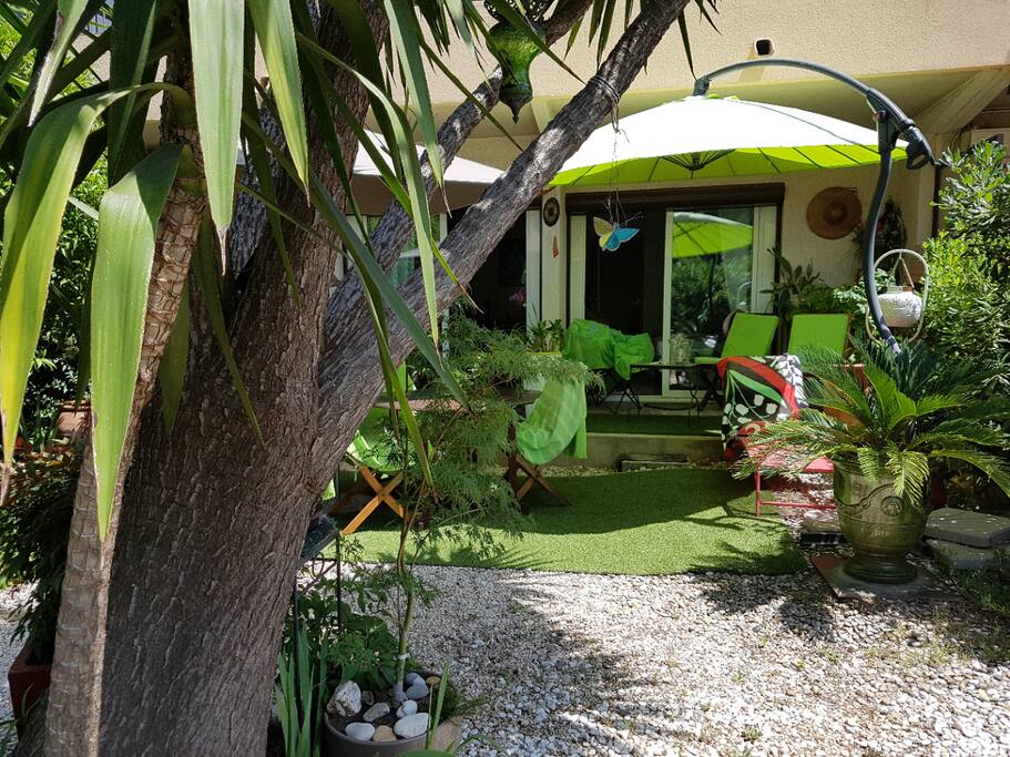 jardin et vue sur la terrasse de la chambre et du salon