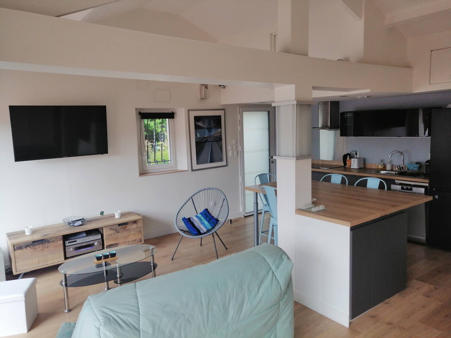 Cozy 1-bedroom apartment with quiet terrace – near Lyon & the airport