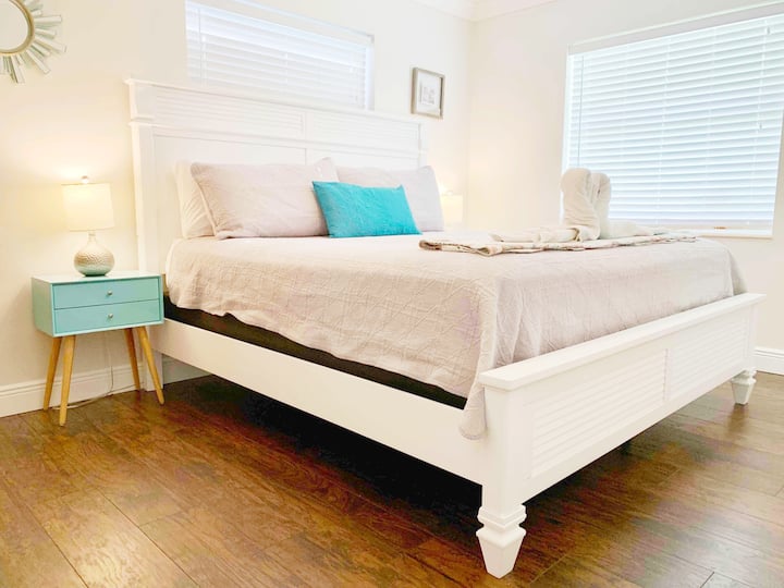 ❤️ห้อง #2 | เตียงขนาดคิงไซส์ | นอนได้ 2 คนสบายๆ | ตกแต่งสไตล์ฟลอริดาย้อนยุค | การตั้งค่าสไตล์รีสอร์ท | สะอาดอย่างพิถีพิถัน❤️