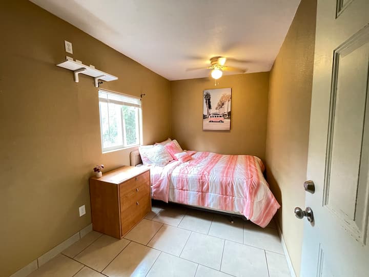 Menšia manželská posteľ v súkromnej spálni 