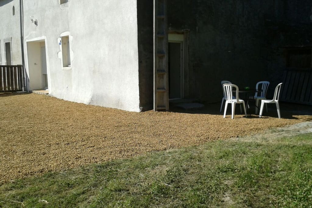 Extérieur avec parking privé salon de jardin et barbecue